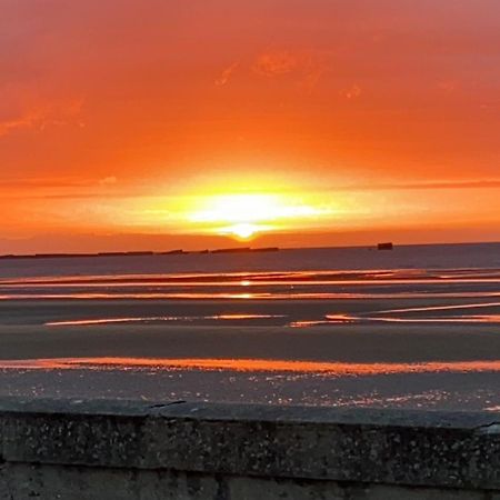 Gites "Plage" Ou "Pieds Dans L'Eau" En Front De Mer A Asnelles , 3Km D'Arromanches, 10Km De Bayeux 外观 照片
